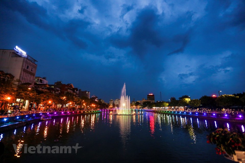 Người dân Thủ đô đội mưa dự khai mạc phố đi bộ Trịnh Công Sơn - Ảnh 5
