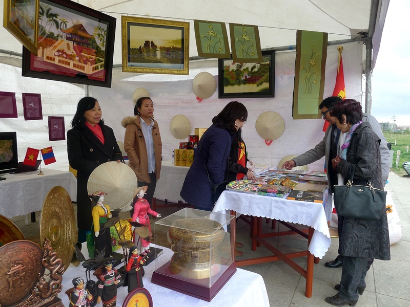 Gian hàng quảng bá du lịch Việt Nam tại Ulan Bator hấp dẫn du khách - Ảnh 2