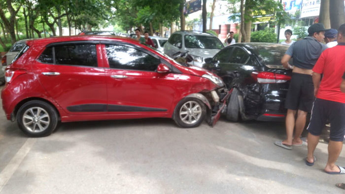 Tai nạn liên hoàn 3 xe ô tô bị hỏng nặng tại Hà Đông - Ảnh 1