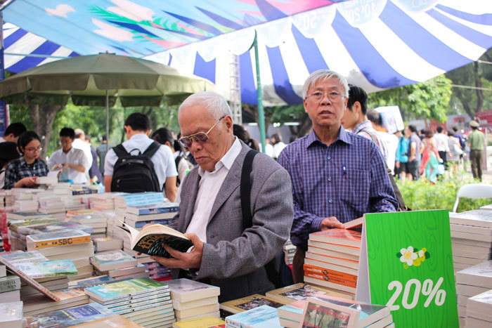 Hàng vạn người tham dự Ngày sách Việt Nam lần thứ 5 - Ảnh 8