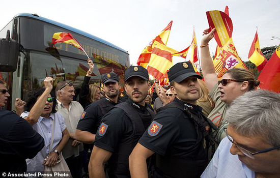 Tây Ban Nha rút lực lượng cảnh sát tăng cường khỏi vùng Catalonia - Ảnh 1