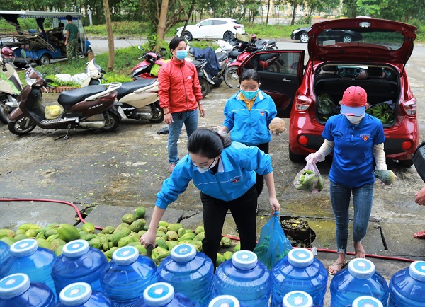 Hà Tĩnh: Giảng viên đại học gom nhu yếu phẩm phục vụ cho gần 1.000 người trong khu cách ly - Ảnh 2