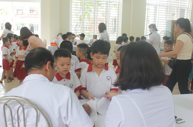 Chùm ảnh: Khám sức khỏe cho 2.000 học sinh gần nhà máy Rạng Đông - Ảnh 5