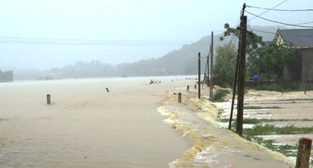 4 người chết và mất tích, nhiều nơi ở miền Trung bị chia cắt do mưa lũ - Ảnh 1