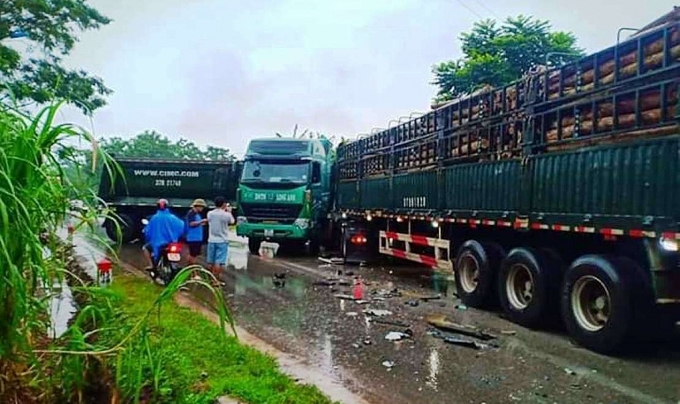 Nghệ An: Hai xe đầu kéo đối đầu, người dân phá cửa cabin cứu tài xế - Ảnh 1