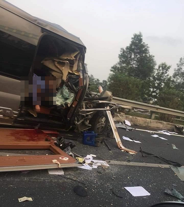 Ô tô bị đâm nát trên cao tốc Pháp Vân - Cầu Giẽ, 3 người thương vong - Ảnh 2