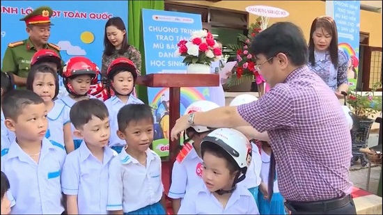 Quảng Ngãi: Tặng hơn 21.000 mũ bảo hiểm cho học sinh lớp 1 - Ảnh 1