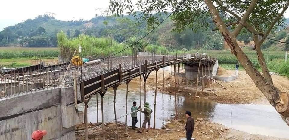 Đang đổ bê tông, cây cầu bất ngờ đổ sập xuống sông ở Yên Bái - Ảnh 1