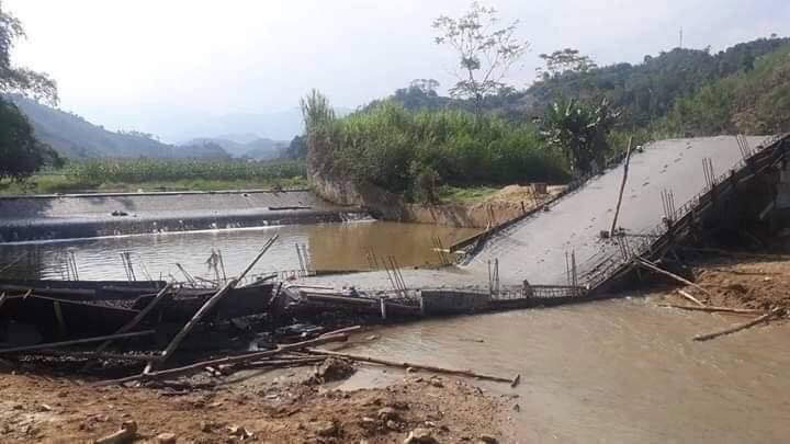 Đang đổ bê tông, cây cầu bất ngờ đổ sập xuống sông ở Yên Bái - Ảnh 2