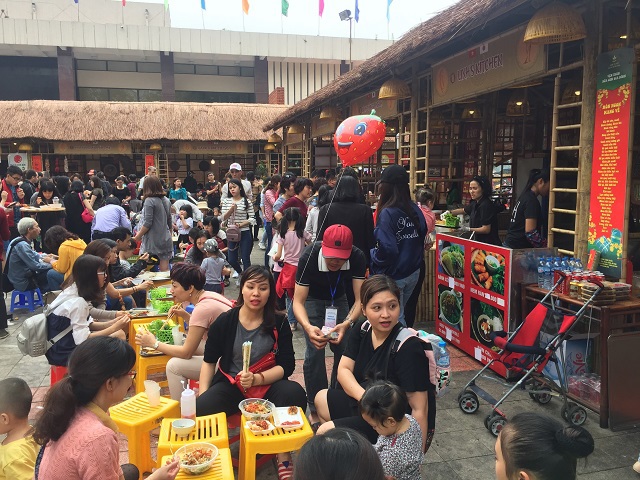 Chen chân thưởng thức đồ ăn Nhật tại không gian ẩm thực Việt - Nhật - Ảnh 2