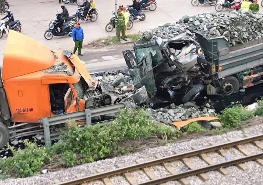 Hà Nội: Ô tô tải đâm nát đầu xe container trên Quốc lộ 1A - Ảnh 1