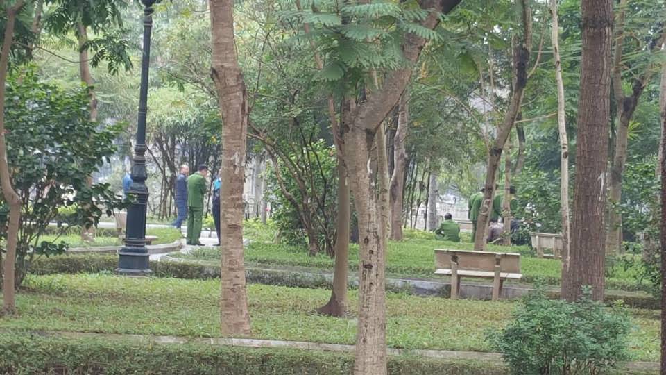 Hà Nội: Kinh hãi phát hiện thi thể cô gái ở vườn hoa Nguyễn Trãi - Ảnh 1