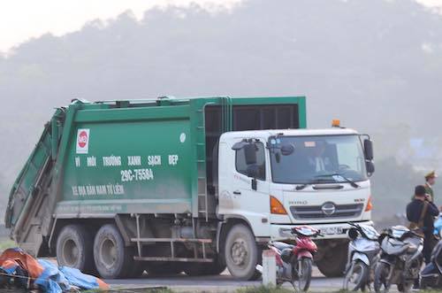 Hà Nội: Người dân đã dỡ lều bạt, phương tiện vận chuyển rác hoạt động trở lại - Ảnh 1