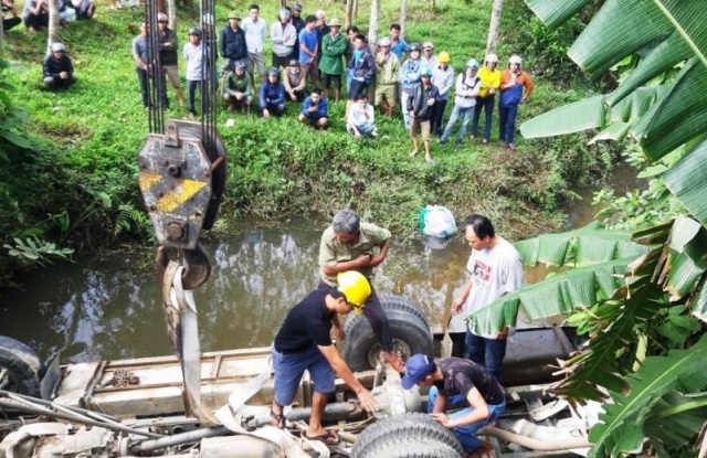 Trục vớt thành công xe khách “ôm” 7 người lao xuống sông - Ảnh 1