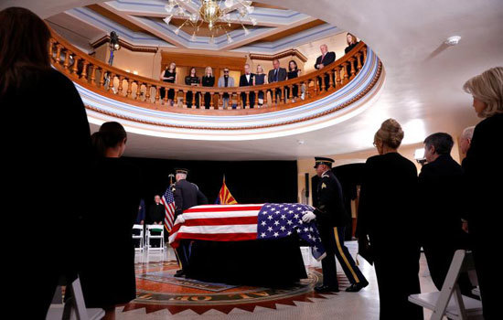 Những hình ảnh xúc động về lễ tang Thượng nghị sĩ John McCain tại bang Arizona - Ảnh 4