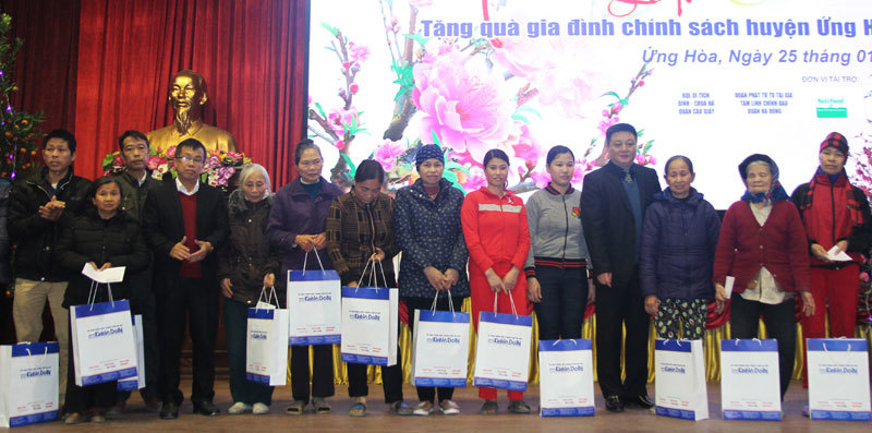 Báo Kinh tế & Đô thị trao 100 suất quà cho người nghèo tại huyện Ứng Hòa - Ảnh 1