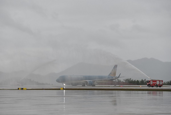 Thủ tướng đi chuyến bay đầu tiên hạ cánh xuống sân bay Vân Đồn - Ảnh 4