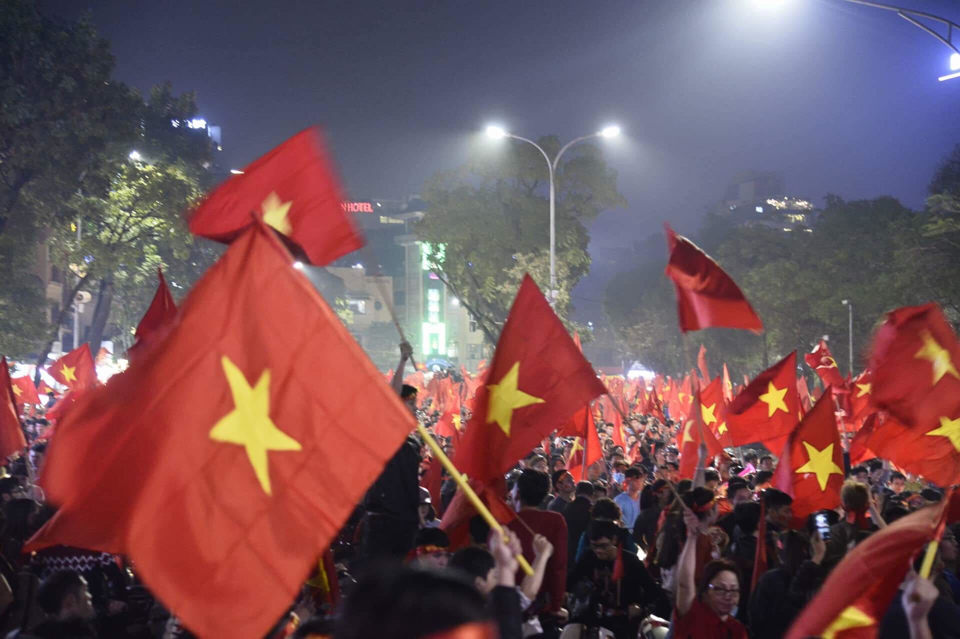 Hà Nội tràn ngập sắc đỏ sau kỳ tích lịch sử của U23 Việt Nam - Ảnh 12