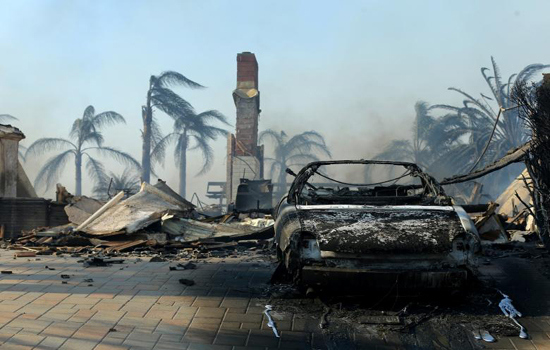 Hình ảnh bão lửa thiêu rụi hàng trăm căn nhà tại California - Ảnh 6