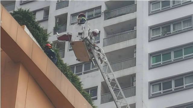 “Cháy”ở tòa nhà Mipec Tower, 2 người mắc kẹt trên tầng cao được giải cứu - Ảnh 9
