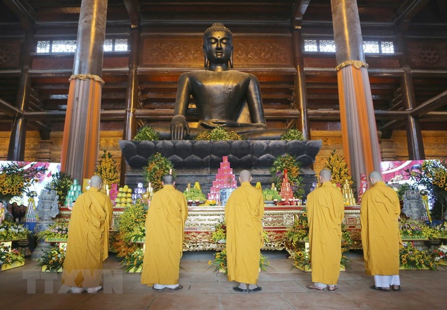 Hình ảnh các tăng, ni, Phật tử thực hiện nghi lễ Tắm Phật ở Vesak 2019 - Ảnh 1