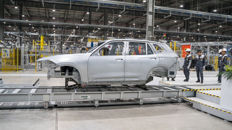 VinFast hoàn thành sản xuất thân vỏ xe Lux SUV đầu tiên - Ảnh 3