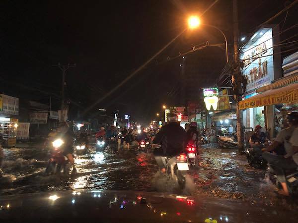 TP Hồ Chí Minh: Người dân lội nước về nhà trong ngày triều cường đạt đỉnh - Ảnh 6