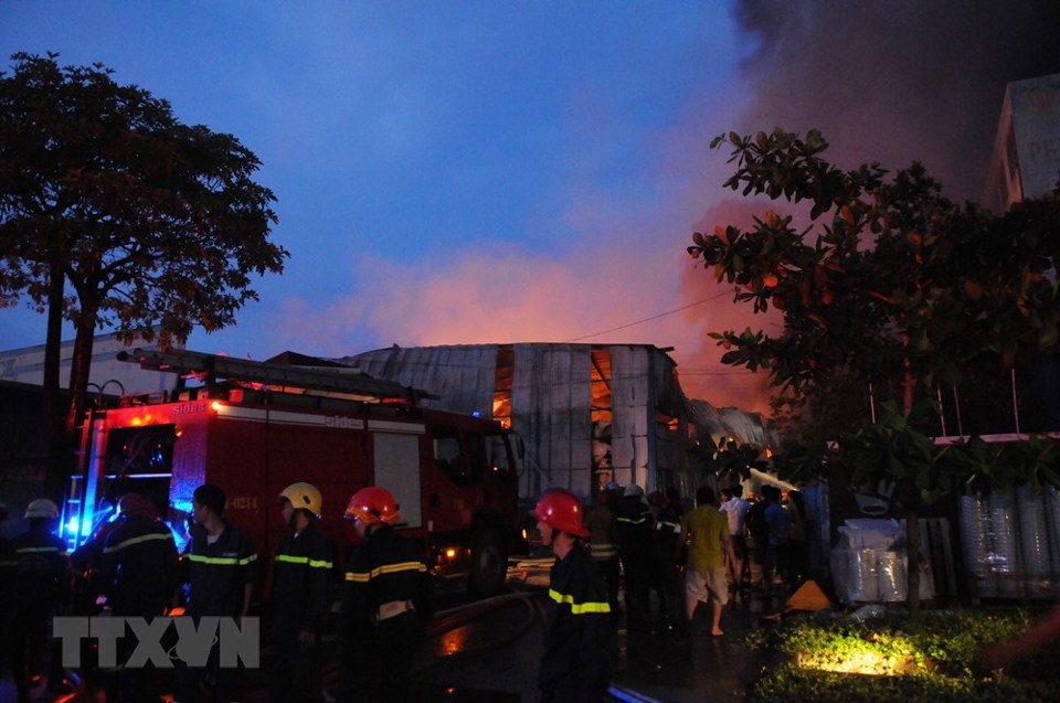 [Photo] Công ty giấy cháy ngùn ngụt trong Khu công nghiệp Vĩnh Lộc - Ảnh 2