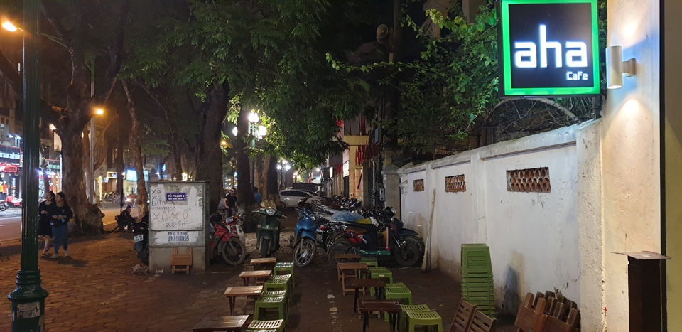 Tại quận Ba Đình: Nhức mắt quán cà phê "bịt kín" cổng phường Quán Thánh - Ảnh 2