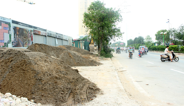 Tại phường Trung Văn: Tràn ngập đất thải trên vỉa hè đường Tố Hữu - Ảnh 5