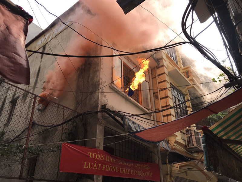 Cứu 3 người bị mắc kẹt trong đám "cháy" ở phường Kim Mã - Ảnh 1