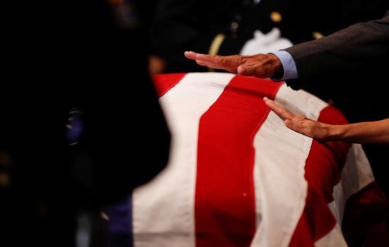 Những hình ảnh xúc động về lễ tang Thượng nghị sĩ John McCain tại bang Arizona - Ảnh 7