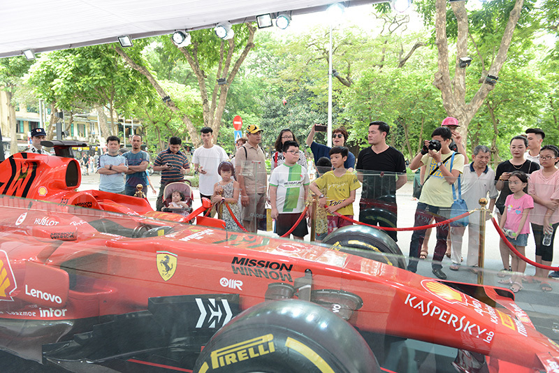 Chiêm ngưỡng siêu xe F1 Ferrari ngay tại Hồ Gươm - Ảnh 4