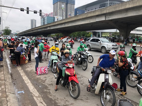 Thời tiết thuận lợi, người dân đi lại dễ dàng trong ngày đầu nghỉ lễ - Ảnh 5