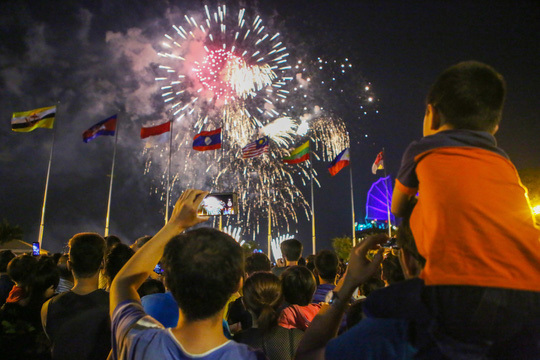 Pháo hoa rực sáng TP Hồ Chí Minh mừng 44 năm thống nhất đất nước - Ảnh 2