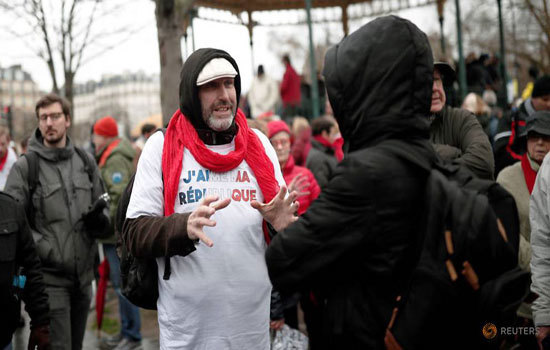 Pháp: Hơn 10.000 người “Khăn đỏ” tuần hành đáp trả biểu tình “Áo vàng” - Ảnh 4