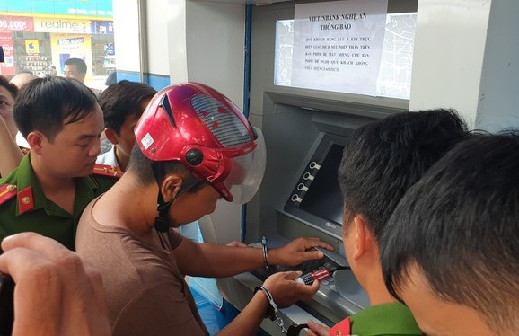Nghệ An: Bắt giữ 3 người nước ngoài dùng thẻ ATM giả chiếm đoạt tài sản - Ảnh 1