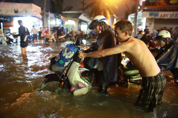 Đường phố TP Hồ Chí Minh ngập sâu sau mưa lớn - Ảnh 4