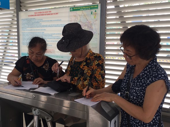 Hà Nội: Đã có 70.000 người đăng ký làm Thẻ miễn phí xe buýt - Ảnh 2