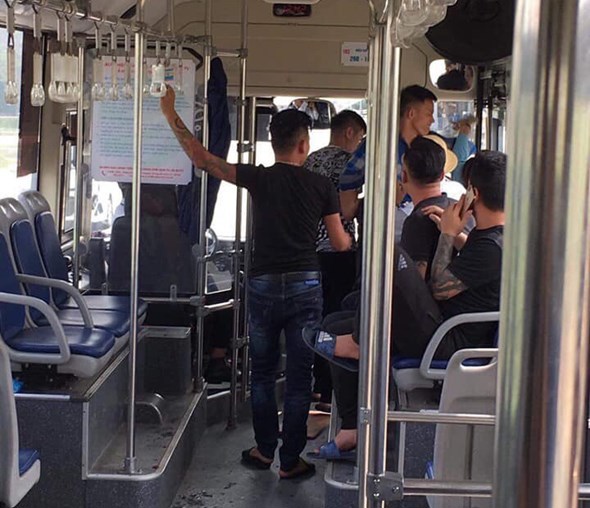 Hà Nội: Nữ phụ xe bị 4 nam thanh niên hành hung trên xe buýt 103B - Ảnh 4