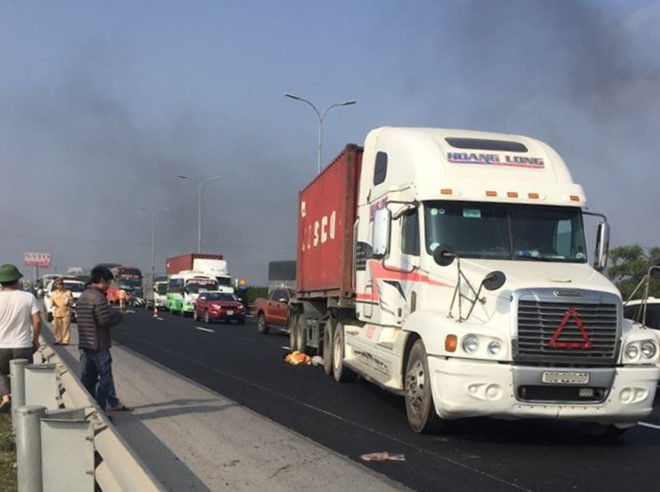 Xe container tông tử vong công nhân làm đường trên cao tốc Pháp Vân - Cầu Giẽ - Ảnh 1