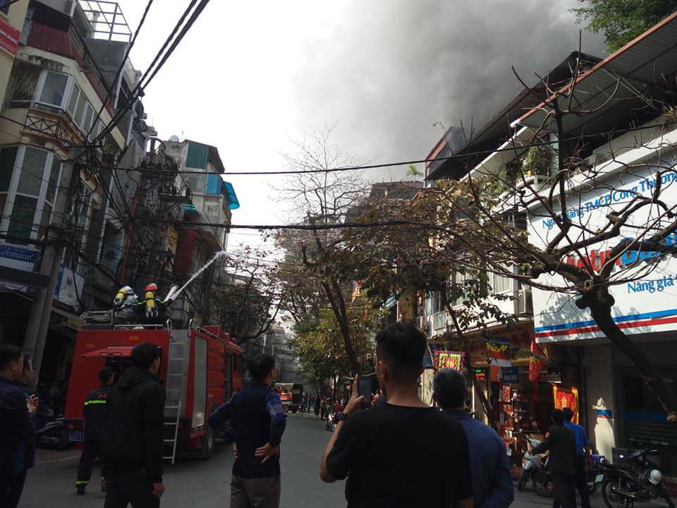 Hà Nội: Cháy dữ dội tại ngôi nhà 4 tầng ở phố Hàng Nón - Ảnh 2