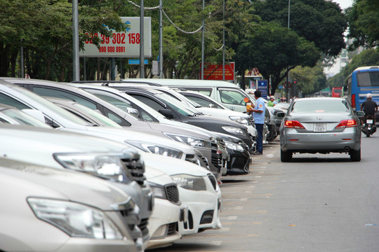 TP Hồ Chí Minh: Đề xuất xe hơi nợ phí đỗ lòng đường không được đăng kiểm - Ảnh 1