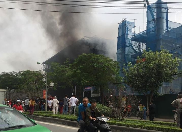 Hà Nội: Cháy lớn tại gara ô tô vào giữa trưa, nhiều phương tiện bị thiêu rụi - Ảnh 2