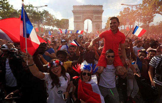 Fans Croatia và Pháp vỡ òa cảm xúc sau trận chung kết World Cup - Ảnh 15