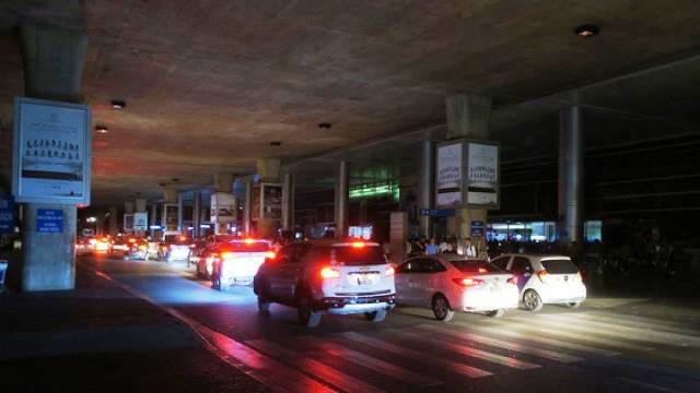 Mất điện giữa đêm, sân bay Tân Sơn Nhất chìm trong bóng tối - Ảnh 1