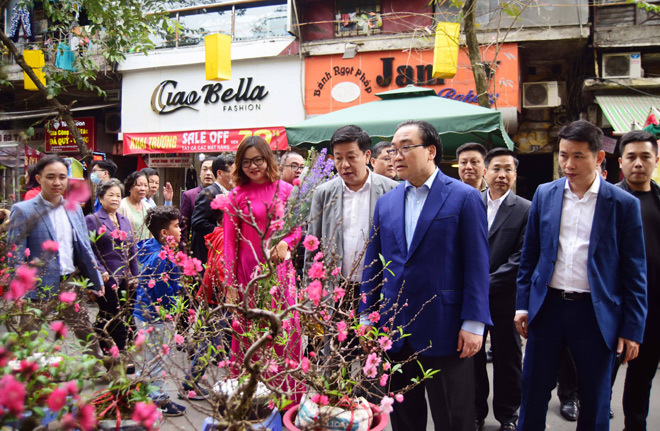 Bí thư Thành ủy Hoàng Trung Hải tham quan chợ hoa truyền thống Hàng Lược - Ảnh 1