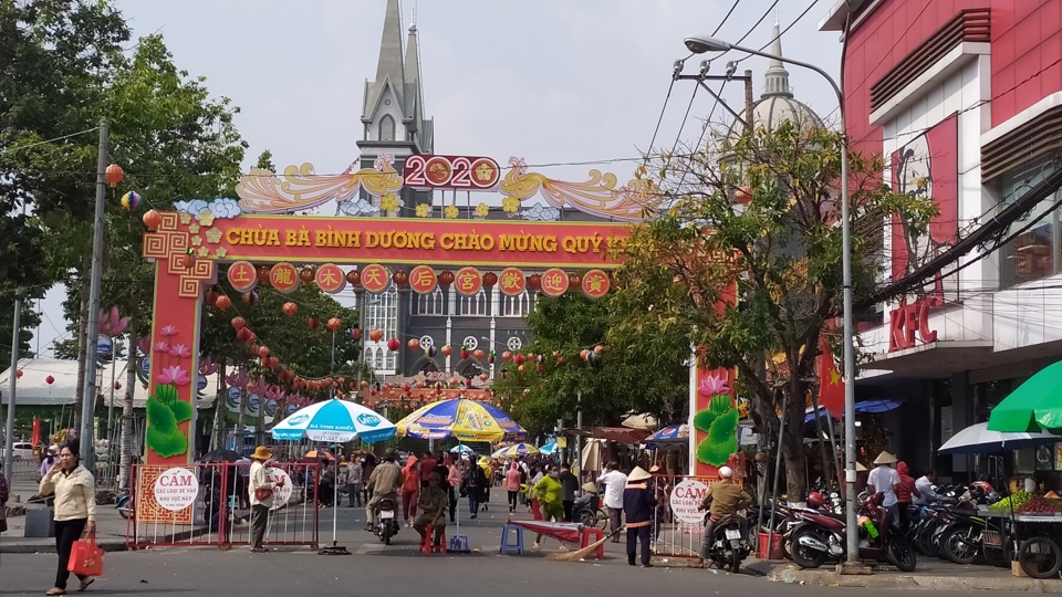 TP Thủ Dầu Một, Bình Dương: Tặng khẩu trang y tế cho khách tham quan lễ hội - Ảnh 1