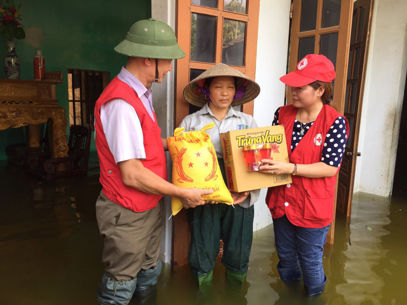 Gần 1.900 suất quà hỗ trợ người dân chịu ảnh hưởng mưa lũ ở Chương Mỹ - Ảnh 2