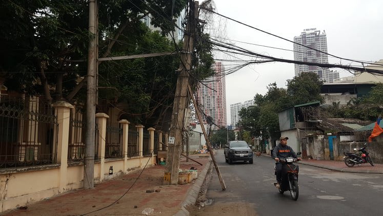 Nhiều cột điện nằm giữa đường gây mất an toàn giao thông ở Hà Đông - Ảnh 4
